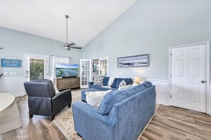 Smart TV - New Rental! Spacious 4-bedroom home in Ocean Isle Beach. 5 minute walk to beach! (Ocean Isle Beach)