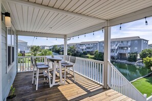Outdoor dining - New Rental! Spacious 4-bedroom home in Ocean Isle Beach. 5 minute walk to beach! (Ocean Isle Beach)