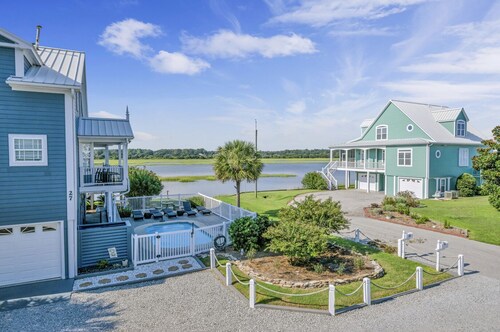 New Rental! Spacious 4-bedroom home in Ocean Isle Beach. 5 minute walk to beach!