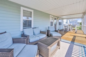Outdoor dining - New Rental! Spacious 4-bedroom home in Ocean Isle Beach. 5 minute walk to beach! (Ocean Isle Beach)