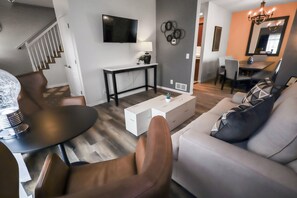 TV connectée, cheminée, écrans d'ordinateur