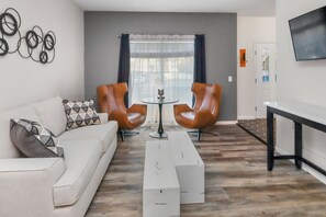 Smart-tv, een open haard en een computerscherm