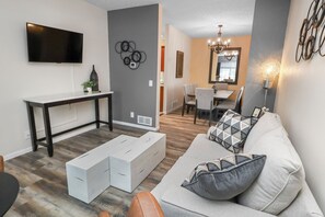 Smart-tv, een open haard en een computerscherm