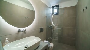 Haartrockner, Bidet, Handtücher, Seife