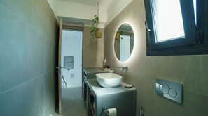Secador de pelo, bidet, toallas, jabón
