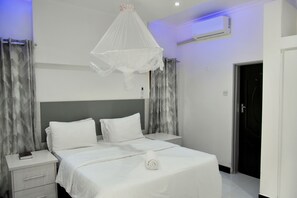 Escritorio, espacio para trabajar con laptop y wifi gratis 