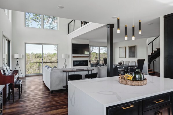 TV, fireplace - The Panorama Overlooking Center Hill Lake (Sparta)