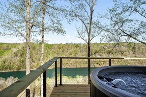 Outdoor spa tub - The Panorama Overlooking Center Hill Lake (Sparta)