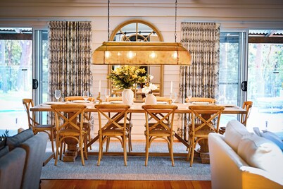Luxury farm stay, near Mollymook sleeps 14. Pet friendly.