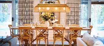 Luxury farm stay, near Mollymook sleeps 14. Pet friendly.