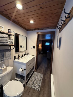 Ducha, secador de pelo, toallas, jabón