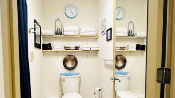 Basic-Doppelzimmer | Badezimmer | Kostenlose Toilettenartikel