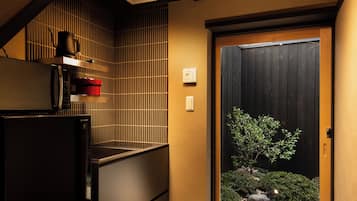 經典別墅 | 私人廚房 | 大型冰箱、微波爐、爐台、電熱水壺