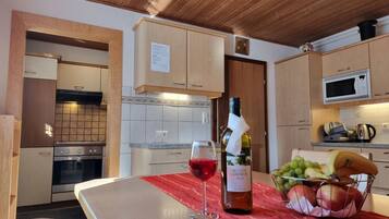 Kühlschrank, Mikrowelle, Ofen, Geschirrspüler