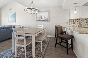 Dining - Gorgeous deluxe condo w/pool, balcony - in popular Ocean Drive - quick walk to shops, eateries (North Myrtle Beach)