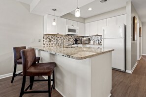 Geladeira, micro-ondas, fogão, cooktop