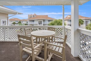 Outdoor dining - Cozy two-bedroom villa near Tilghman Beach with pool, Jacuzzi, and all the comforts of home (North Myrtle Beach)
