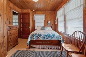 3 bedrooms, iron/ironing board, free WiFi, bed sheets - Classic 3BR beach home steps from the ocean! Screened porch, yard, Wi-Fi, and parking (North Myrtle Beach)