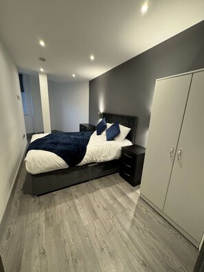 1 slaapkamer, een strijkplank/strijkijzer, beddengoed