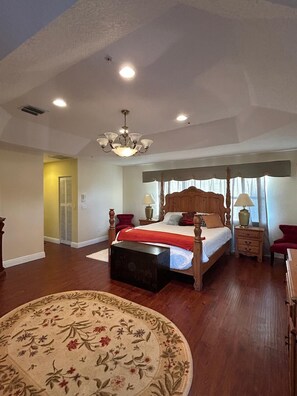 5 bedrooms, desk, iron/ironing board, free WiFi