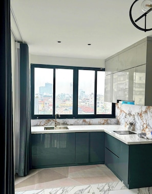 Chambre quadruple familiale | Cuisine privée | Réfrigérateur, surface de cuisson, vaisselle et ustensiles