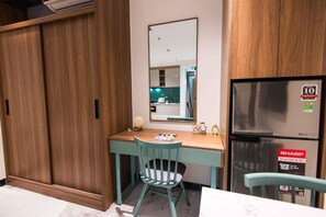 Minibar, desk, free WiFi, bed sheets - Luxe Paradise Suites Hotel Hoang Cau (Hanoi)