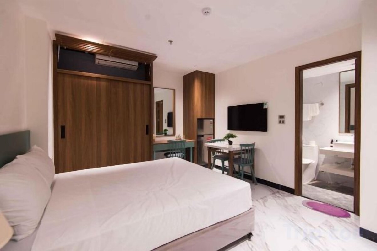 Minibar, desk, free WiFi, bed sheets
