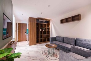 Chambre luxueuse double, 1 chambre, balcon | Minibar, bureau, accès au Wi-Fi (inclus), literie fournie