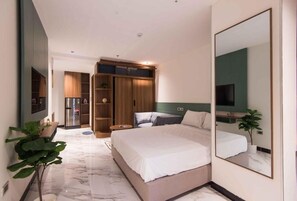 Chambre Deluxe double, balcon | Minibar, bureau, accès au Wi-Fi (inclus), literie fournie