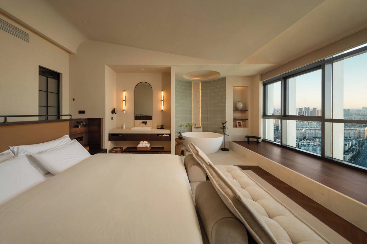 Phòng đôi Deluxe, quang cảnh thành phố | Két bảo mật tại phòng, bàn, khu vực làm việc phù hợp cho laptop 