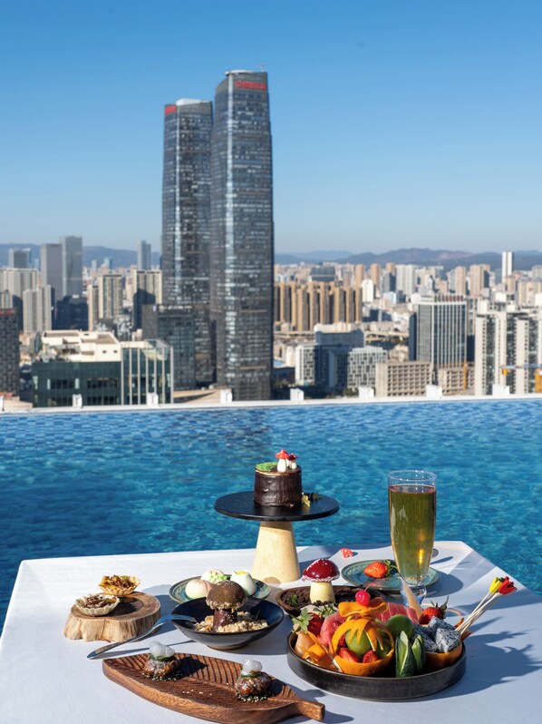 Outdoor pool, open 10:00 AM to 9:30 PM, pool umbrellas - Papman Hotel Kunming - Xishan Wanda (Kunming)