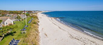 Coastal Haven - Where Waves Meet Relaxation