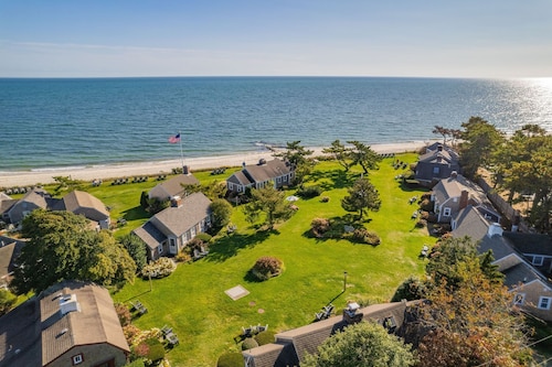 Coastal Haven - Where Waves Meet Relaxation