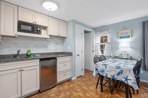 Kühlschrank, Herdplatte, Toaster, Kochgeschirr/Geschirr/Besteck