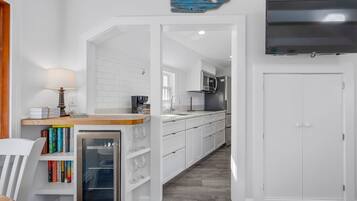 Køleskab, mikrobølgeovn, ovn, kogeplade