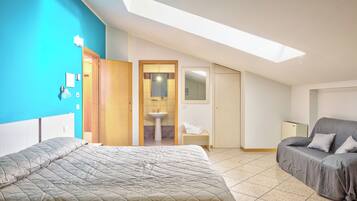 Værelse til 3 personer | Skrivebord, arbejdsområde til bærbare computere, mørklægningsgardiner