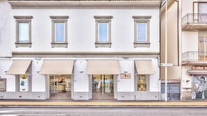 Un bâtiment avec une entrée au rez-de-chaussée, de grandes auvents et une enseigne bien visible.