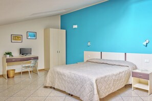 Escritorio, espacio para trabajar con un portátil, cortinas opacas