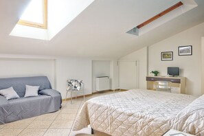 Desk, laptop workspace, blackout curtains, free WiFi - Affittacamere a 20 minuti da Firenze (Empoli)