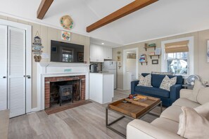 Smart-TV, Kamin, Bücher