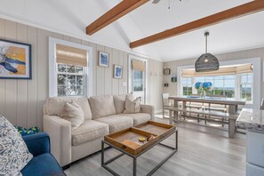 Una Smart TV, una chimenea, libros