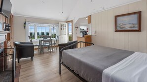 Una habitación con cama, escritorio y silla. Hay una ventana con vista al exterior.