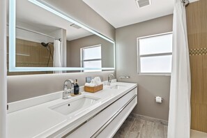 Douche, séchoir à cheveux, serviettes fournies, savon