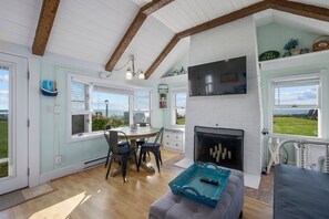 Smart-TV, Kamin, Bücher