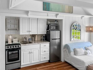 Réfrigérateur, micro-ondes, four, plaque de cuisson