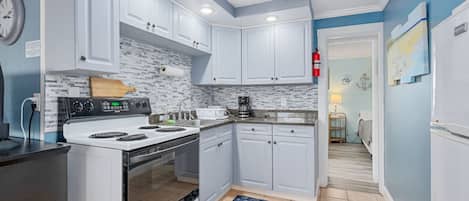 Frigorifero, microonde, forno, piano cottura