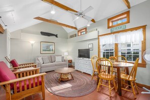 Smart TV - Stay at The Salt Box - Steps from the Sea (South Yarmouth)