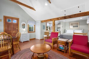 1 bedroom, free WiFi, bed sheets - Stay at The Salt Box - Steps from the Sea (South Yarmouth)