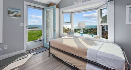 Charming Waterfront Cottage with Stunning Water Views