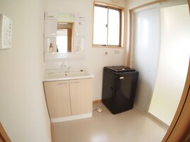 Basic Room | Bathroom